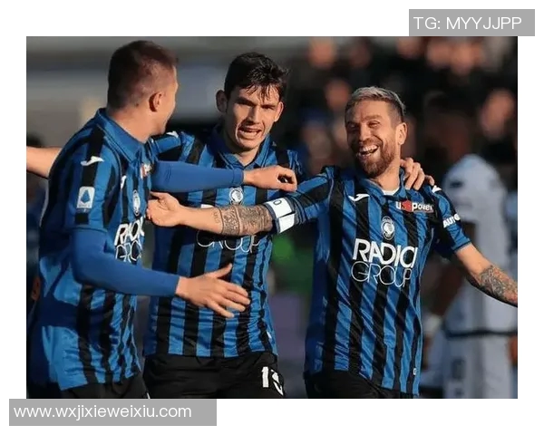 足球场惊险瞬间两大球星激烈对抗意外撞头引发全场惊呼 足球场惊险瞬间两大球星激烈对抗意外撞头引发全场惊呼